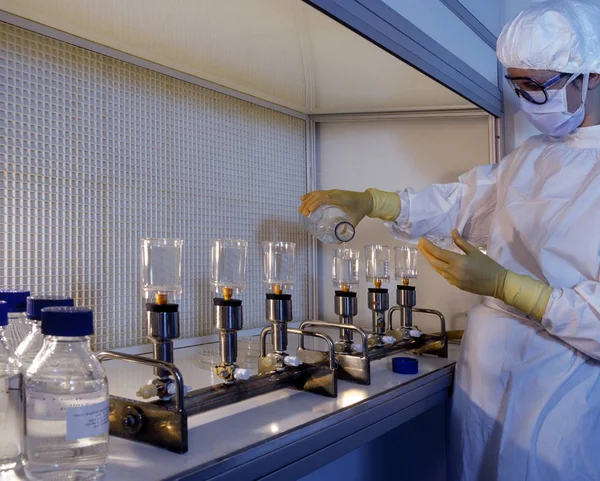 Technician testing water samples — Stockfoto