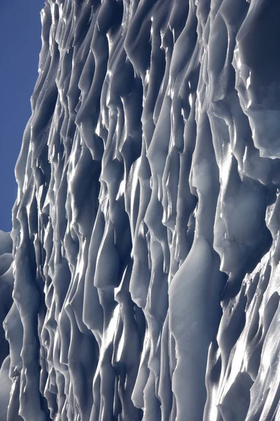빙설로 뒤덮인 절벽 - 남극 대륙 — 스톡 사진