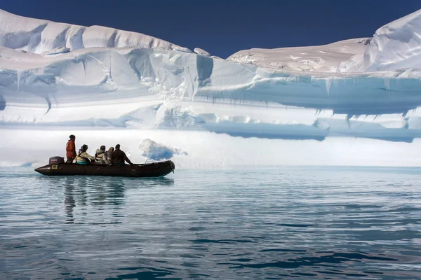 Dobrodružné turisty v blízkosti velkého ledovce - Antarktida — Stock fotografie