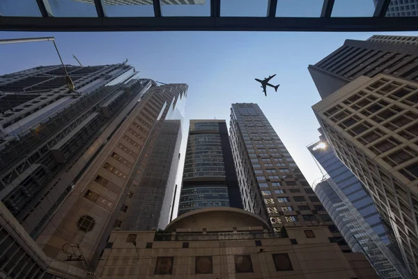 Ticari uçak Hong Kong üzerinde alçaktan uçuyor. — Stok fotoğraf