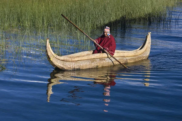 Tradycyjna łódź Urus-Iruitos na jeziorze Titicaca w Boliwii — Zdjęcie stockowe