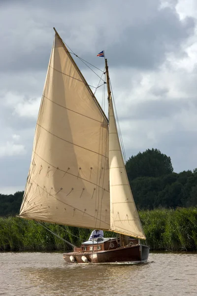 Yacht on the River Bure - Norfolk Broads - England — Stock Photo, Image