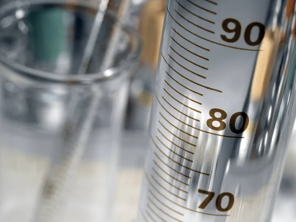 Artículos de vidrio de laboratorio, frascos y cilindro de medición — Foto de Stock