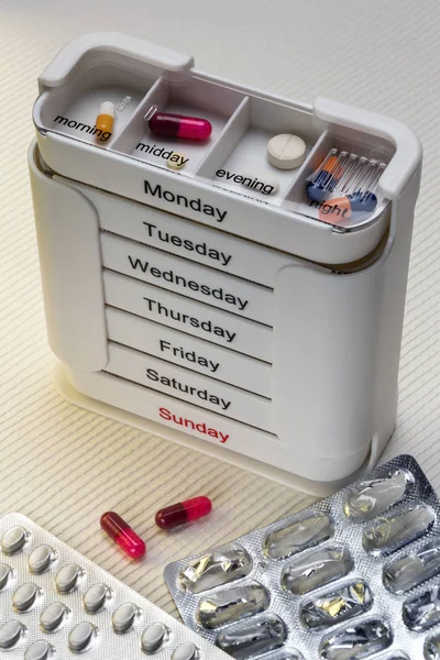Καθημερινή φάρμακα κουτί - φάρμακο — Φωτογραφία Αρχείου
