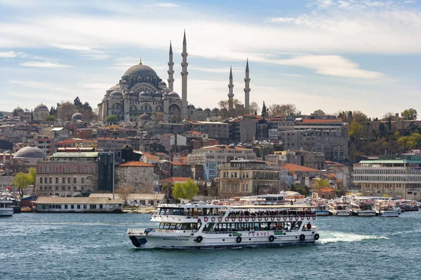 Vue sur le Bosphore jusqu'à la mosquée Suleymaniye - Istanbul  - — Photo