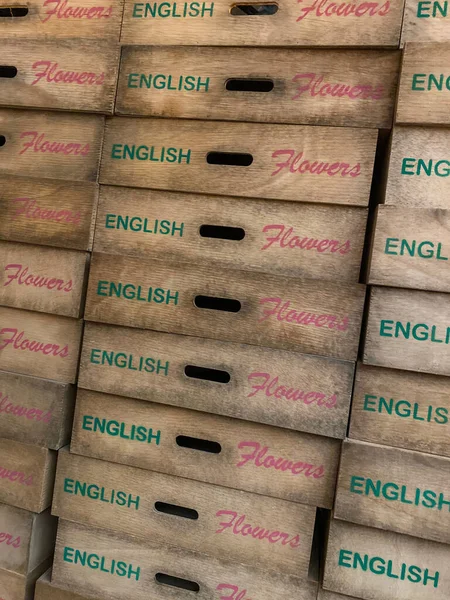 Scatole di legno per il trasporto di fiori inglesi freschi . — Foto Stock
