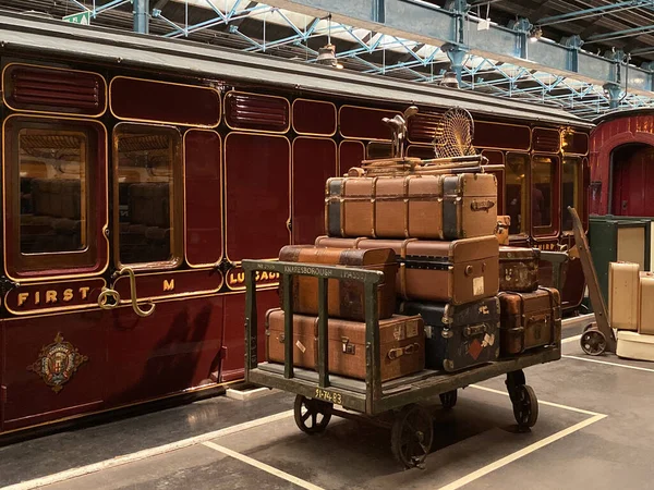 Carrinho de bagagem vintage em uma plataforma de estação — Fotografia de Stock