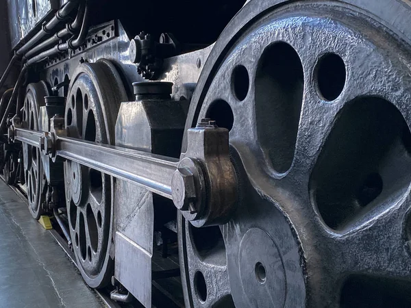 Buharlı bir lokomotifte tekerlekler — Stok fotoğraf