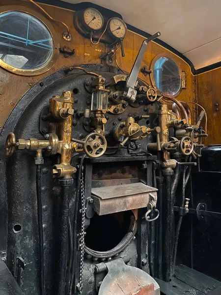 Antika buharlı bir lokomotifin taban levhasını kontrol eder — Stok fotoğraf