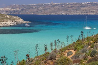 Gozo, Malta açıklarındaki küçük Comino adasındaki Mavi Göl..