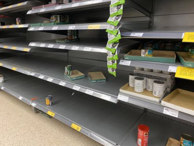- York. İngiltere. 03.19.20. Coronavirus salgını sırasında paniğe kapılan süpermarket rafları boşaldı.