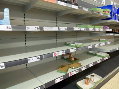 - York. İngiltere. 03.19.20. Coronavirus salgını sırasında paniğe kapılan süpermarket rafları boşaldı.