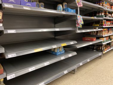 - York. İngiltere. 03.19.20. Coronavirus salgını sırasında paniğe kapılan süpermarket rafları boşaldı.