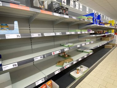 - York. İngiltere. 03.19.20. Coronavirus salgını sırasında paniğe kapılan süpermarket rafları boşaldı.