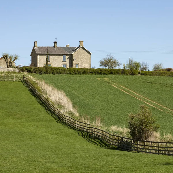 英国北约克郡农村农业用地上方的农舍 — 图库照片