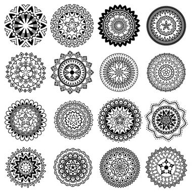 Parlak bw geometrik yuvarlak etnik dekoratif öğeler topluluğu. Vektör mandala.