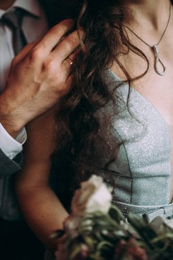 Sevecen bir erkeğin kadın yüzüne nazikçe dokunması. Aşıklar ayakta duruyor ve sokakta sarılıyorlar