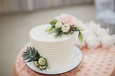 Çiçek ve yaban mersini ile beyaz düğün pastası