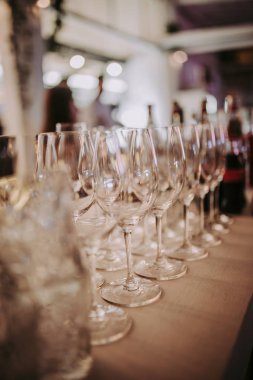 Şatafatlı yemek masaları ve cam eşyalar, güzel bulanık arka plan. Etkinlikler, düğünler için. Tatil yemeği için hazırlık. Düğünler, doğum günleri ve ünlüler için aksesuarlar