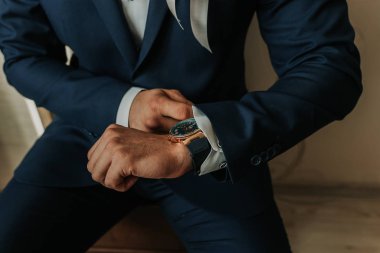 siyah kostümlü işadamı Rüzgar saat (kol saati) taraftan