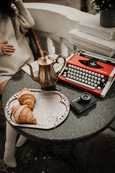 Desayuno con cruasanes y café servido en una hermosa terraza o balcón — Foto de Stock