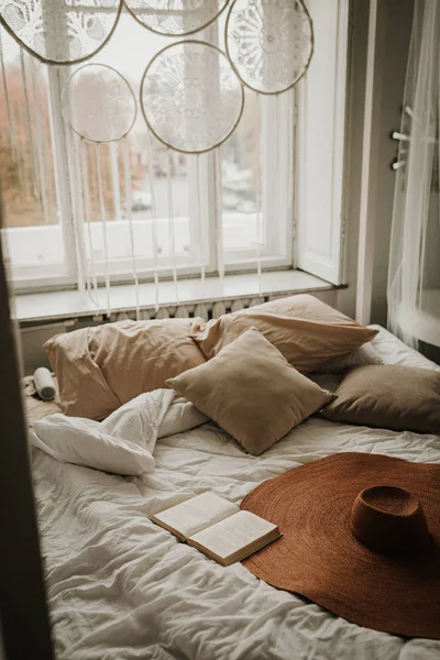 Lamp, books and cup on a side table — Stock Photo, Image