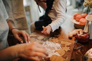 Erkek fırıncı ekmek hazırlar. aile ekmek yapıyor.