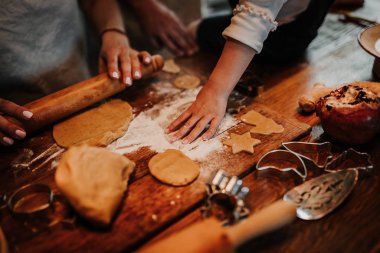 Erkek fırıncı ekmek hazırlar. aile ekmek yapıyor.