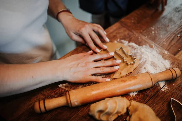 Erkek fırıncı ekmek hazırlar. aile ekmek yapıyor. — Stok fotoğraf