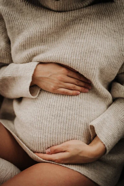 गरम विणलेल्या स्वेटर घातलेली गर्भवती महिला बाहेर पोज देत आहे. मातृत्व. मातृत्व. शरद ऋतूचा हंगाम . — स्टॉक फोटो, इमेज