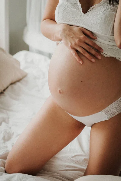 La mujer embarazada aislada sobre fondo blanco —  Fotos de Stock