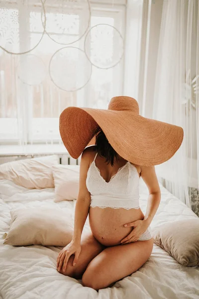Hermosa joven embarazada en sombrero —  Fotos de Stock