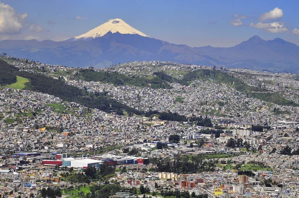 Una Vista Del Sur Quito Con Volcán Cotopaxi Fondo — Foto de Stock
