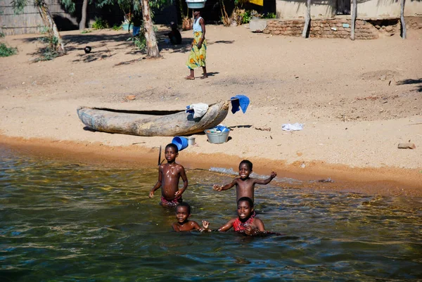 Niños en el lago MAlawi — Foto de Stock