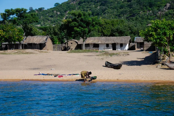 Roupas de lavar ao lado do Lago Malawi — Fotografia de Stock