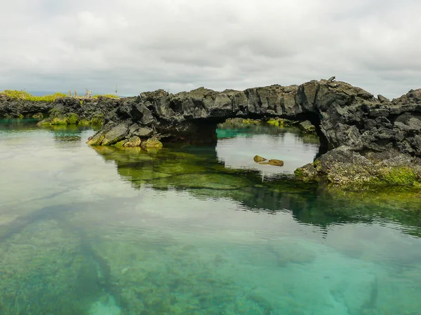Тоннели Лавы, остров Изабелла, Галапагосские острова — стоковое фото