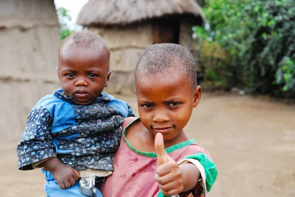 Niños en aldea rural en África — Foto de Stock