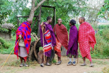 Afrika 'nın kırsal bir köyünde çeşitli adamlar.