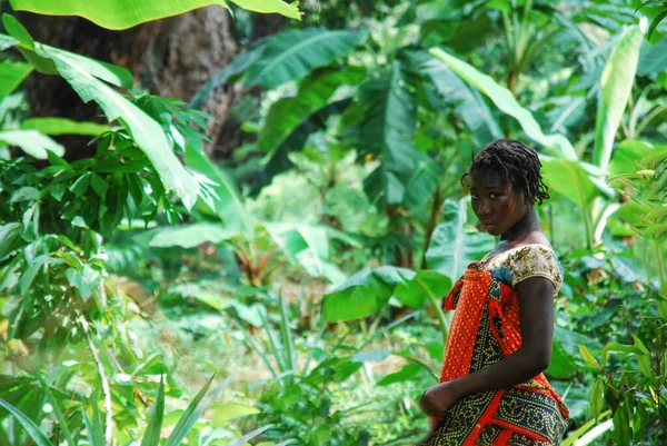 Una mujer en el bosque — Foto de Stock