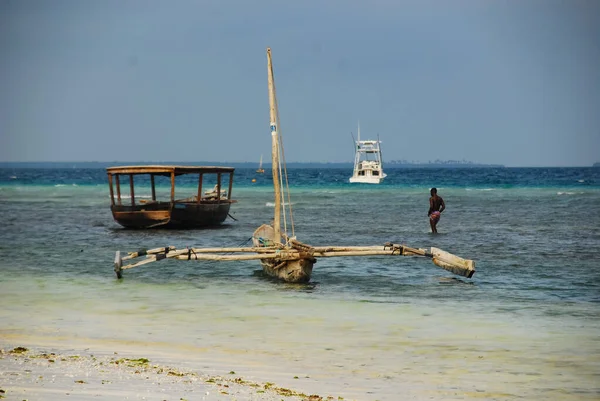 Łodzie, plaża, błękitne niebo, Zanzibar — Zdjęcie stockowe