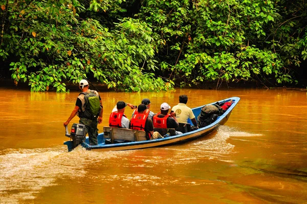 Una barca a motore sul fiume Cuybeno, Ecuador — Foto Stock