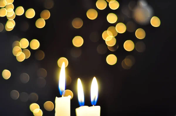 Kerzen und Kugeln zur Weihnachtszeit — Stockfoto