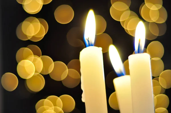 Свечи и безделушки в Рождество — стоковое фото