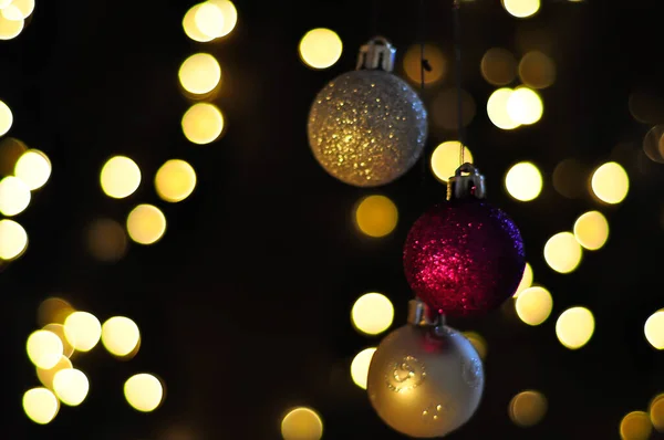 Kaarsen en kerstballen in de kersttijd — Stockfoto