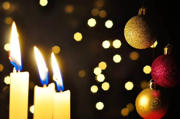 Candles and baubles at Christmas time — Stock Photo, Image