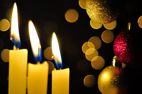 Candles and baubles at Christmas time — Stock Photo, Image