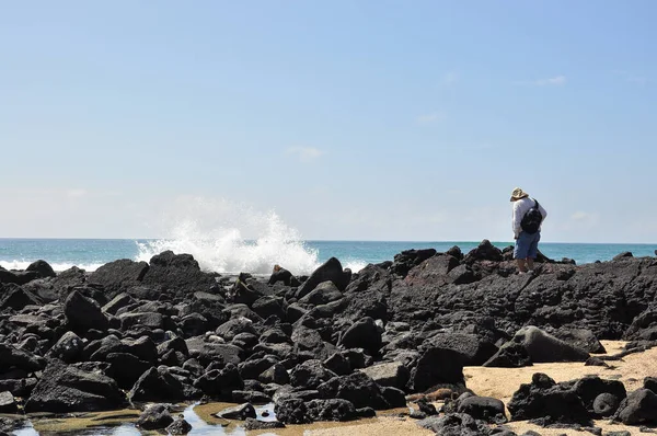 Praia, mar e lava — Fotografia de Stock