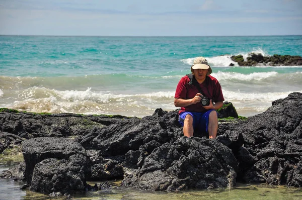 Galapagos Adalarında bir fotoğrafçı. — Stok fotoğraf