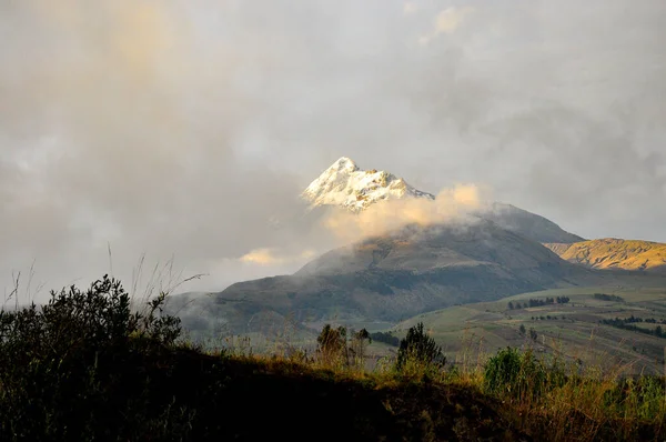 Vulcano Ilinizas a sud di Quito — Foto Stock
