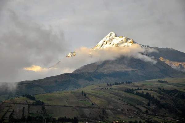 Vulcão Ilinizas a sul de Quito — Fotografia de Stock